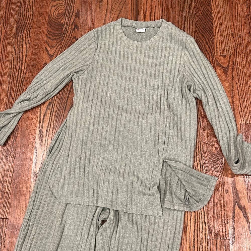 Lounge Wear Set - Picture 2 of 4